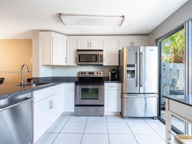 Продажа дома по адресу 2683 NE 15th St - фото 6033658