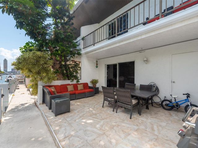 Продажа дома по адресу 3553 NE 171st St P - фото 6033351