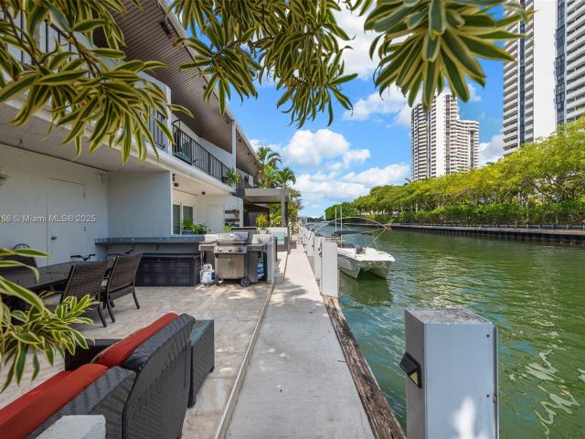 Продажа дома по адресу 3553 NE 171st St P - фото 6033352