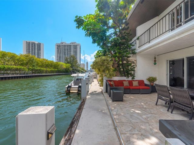 Продажа дома по адресу 3553 NE 171st St P - фото 6033353