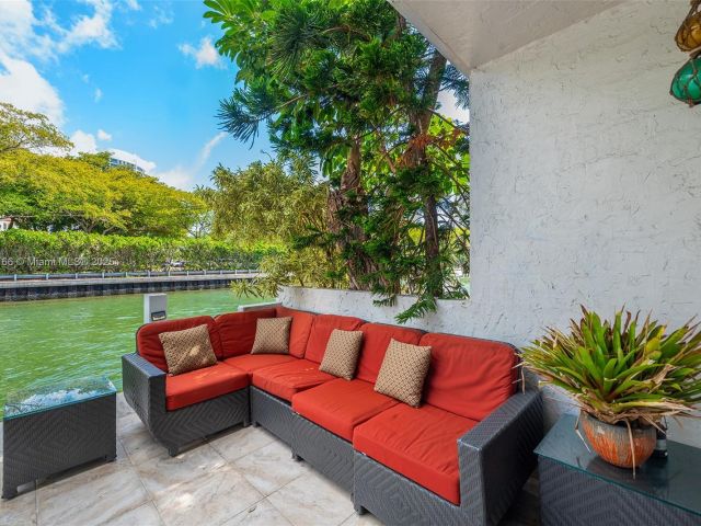 Продажа дома по адресу 3553 NE 171st St P - фото 6033354