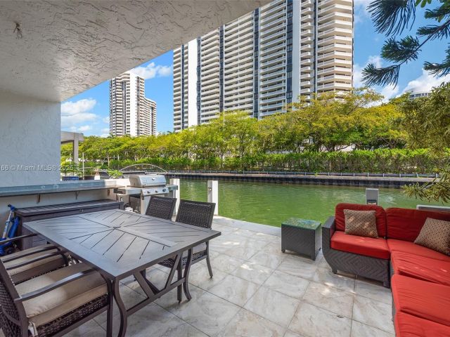 Продажа дома по адресу 3553 NE 171st St P - фото 6033355