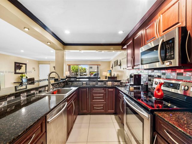 Продажа дома по адресу 3553 NE 171st St P - фото 6033362