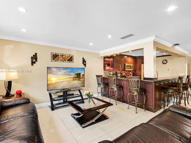 Продажа дома по адресу 3553 NE 171st St P - фото 6033366