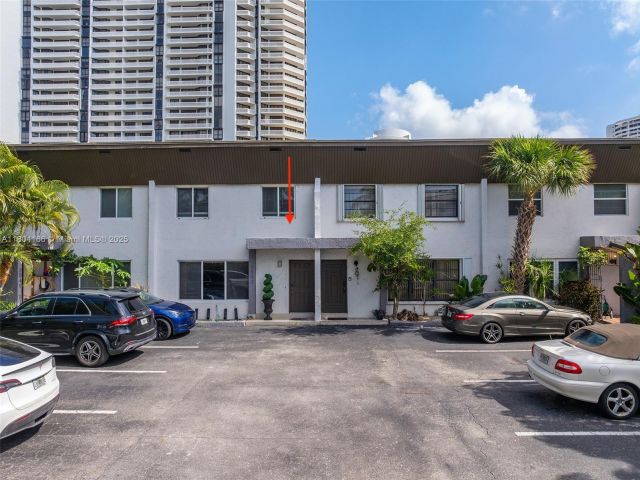 Продажа дома по адресу 3553 NE 171st St P - фото 6033368