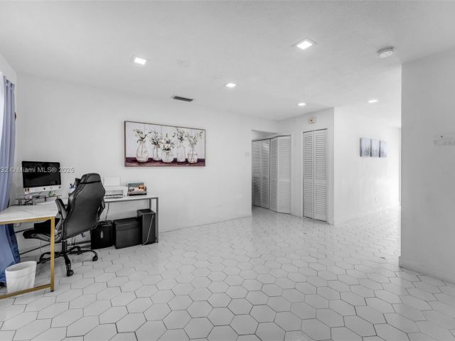 Продажа дома по адресу 2023 SW 99th Ave - фото 6055316