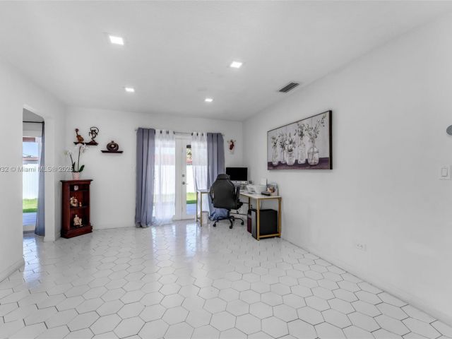 Продажа дома по адресу 2023 SW 99th Ave - фото 6055317