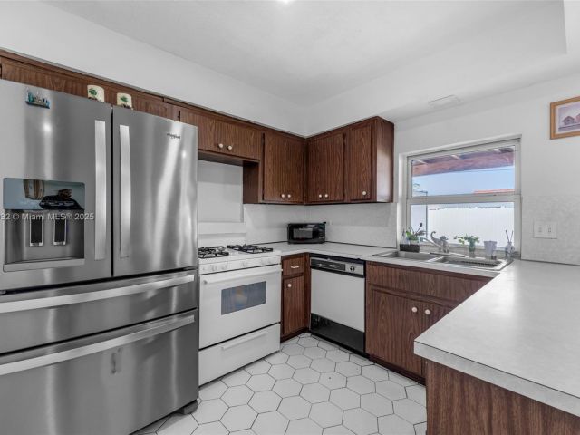 Продажа дома по адресу 2023 SW 99th Ave - фото 6055318