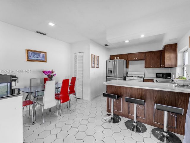 Продажа дома по адресу 2023 SW 99th Ave - фото 6055320