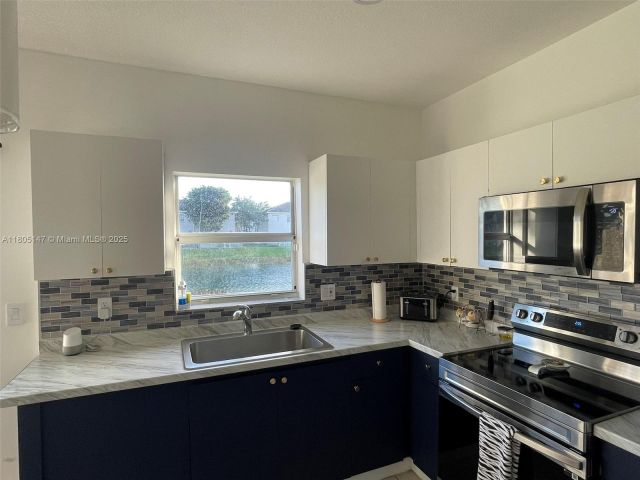 Дом в аренду по адресу 1636 SE 30th St 1636 - фото 6037212