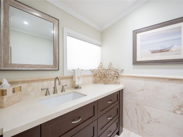 Дом в аренду по адресу 2855 SW 17th Ave - фото 6040057