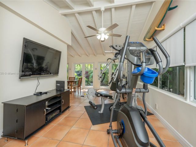 Дом в аренду по адресу 2855 SW 17th Ave - фото 6040066