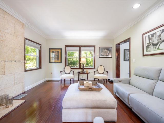 Дом в аренду по адресу 2855 SW 17th Ave - фото 6040071