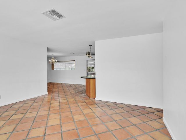 Продажа дома по адресу 341 SE 8th St - фото 6043693