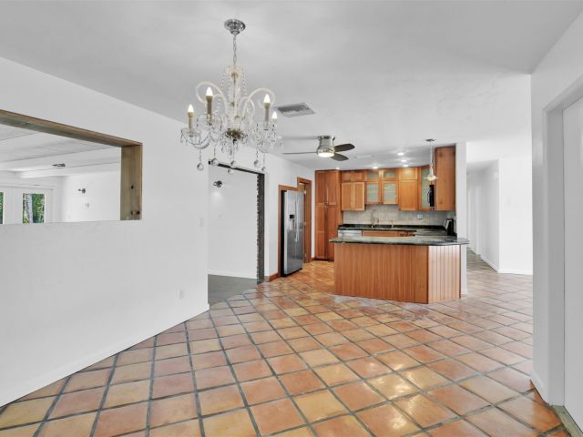 Продажа дома по адресу 341 SE 8th St - фото 6043694