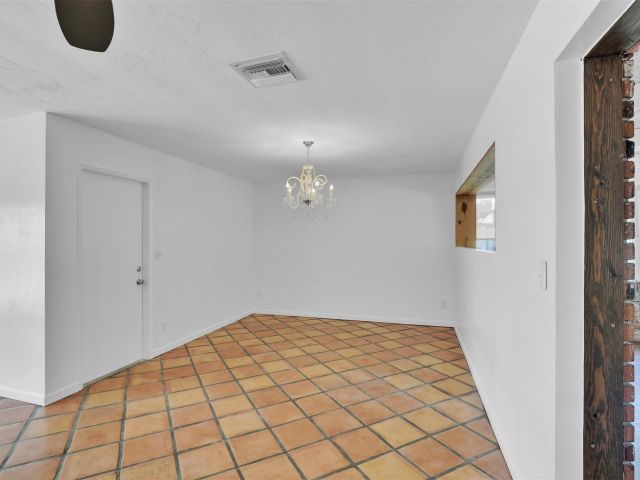 Продажа дома по адресу 341 SE 8th St - фото 6043696