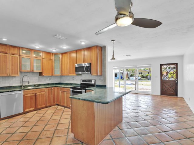 Продажа дома по адресу 341 SE 8th St - фото 6043698