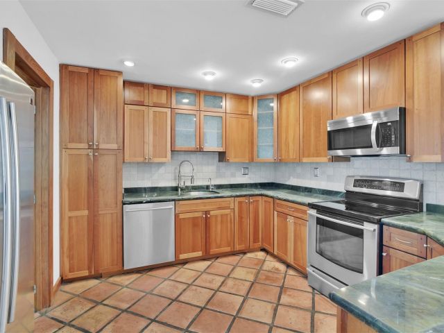 Продажа дома по адресу 341 SE 8th St - фото 6043699