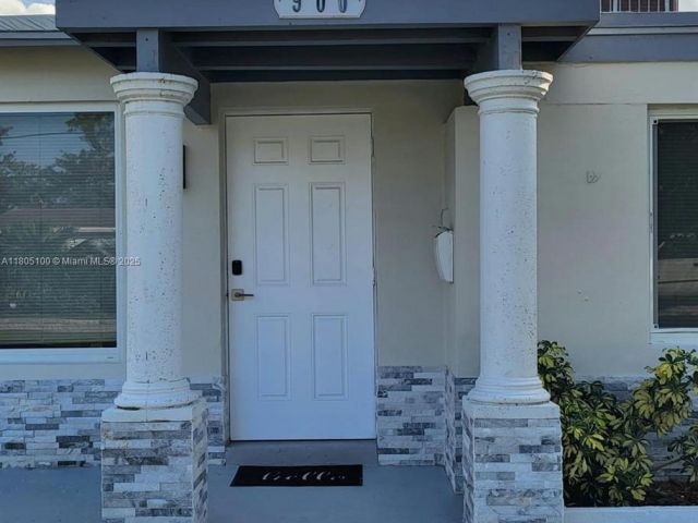 Дом в аренду по адресу 900 SW 31st - фото 6037840