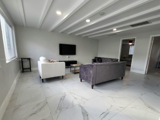 Дом в аренду по адресу 900 SW 31st - фото 6037850