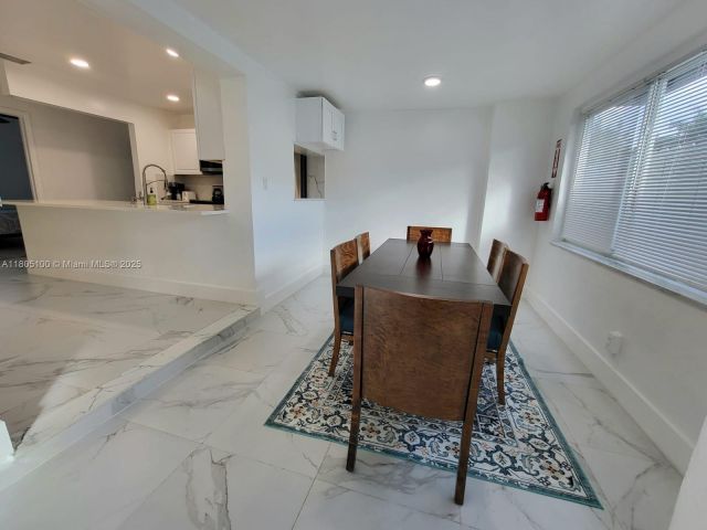 Дом в аренду по адресу 900 SW 31st - фото 6037852