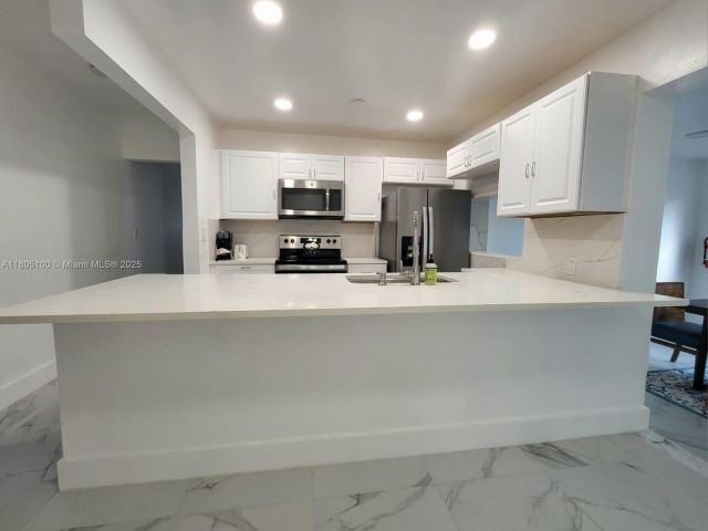 Дом в аренду по адресу 900 SW 31st - фото 6037853