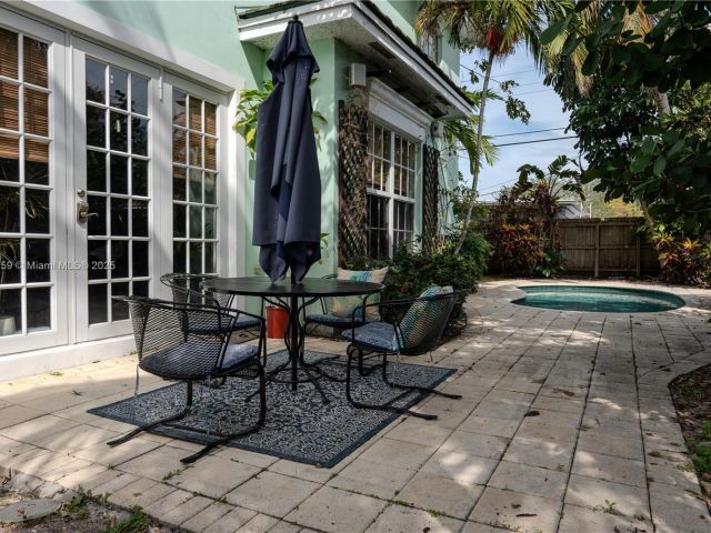 Продажа дома по адресу 1812 SW 10th Ave - фото 6038975