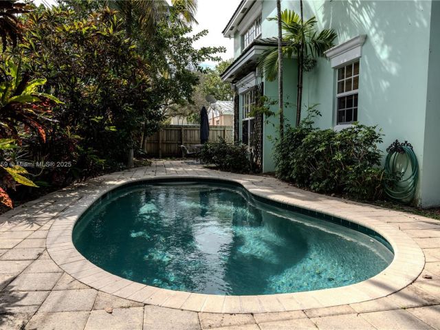 Продажа дома по адресу 1812 SW 10th Ave - фото 6038976