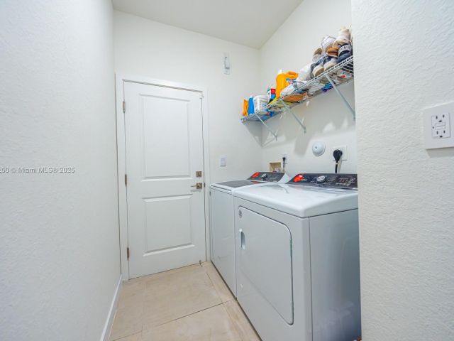 Продажа дома по адресу 715 SE 17th Ave - фото 6046368