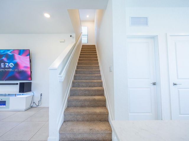 Продажа дома по адресу 715 SE 17th Ave - фото 6046372