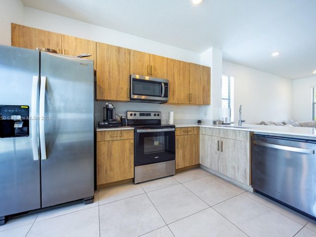 Продажа дома по адресу 715 SE 17th Ave - фото 6046373