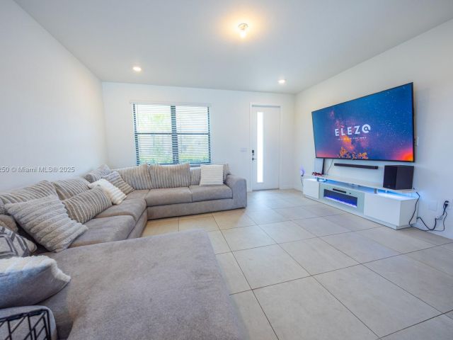 Продажа дома по адресу 715 SE 17th Ave - фото 6046374