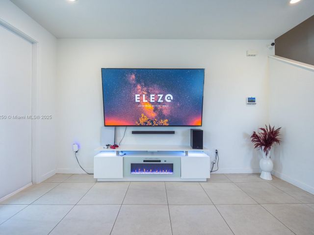 Продажа дома по адресу 715 SE 17th Ave - фото 6046375