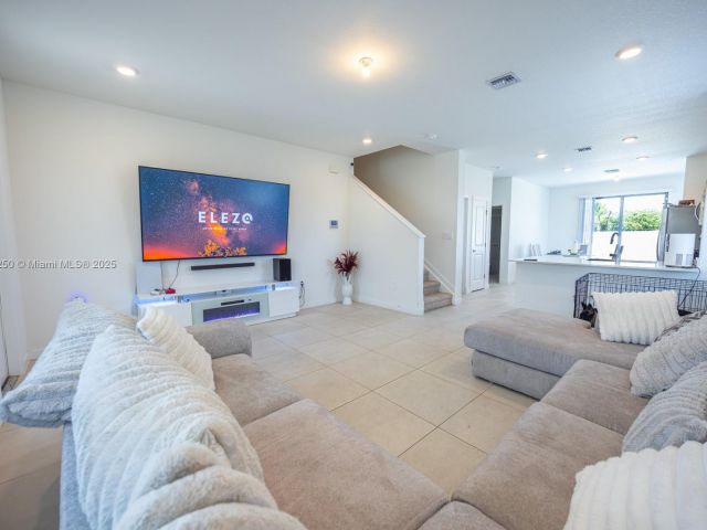 Продажа дома по адресу 715 SE 17th Ave - фото 6046376