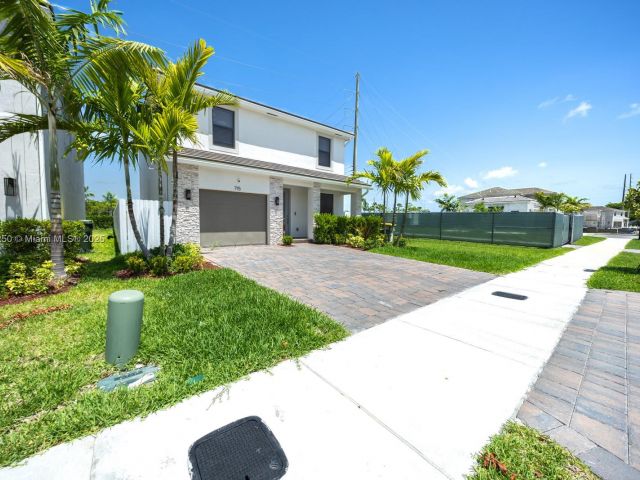 Продажа дома по адресу 715 SE 17th Ave - фото 6046379