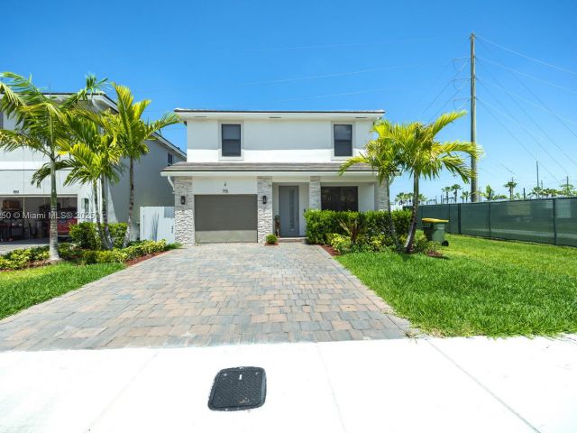 Продажа дома по адресу 715 SE 17th Ave - фото 6046380