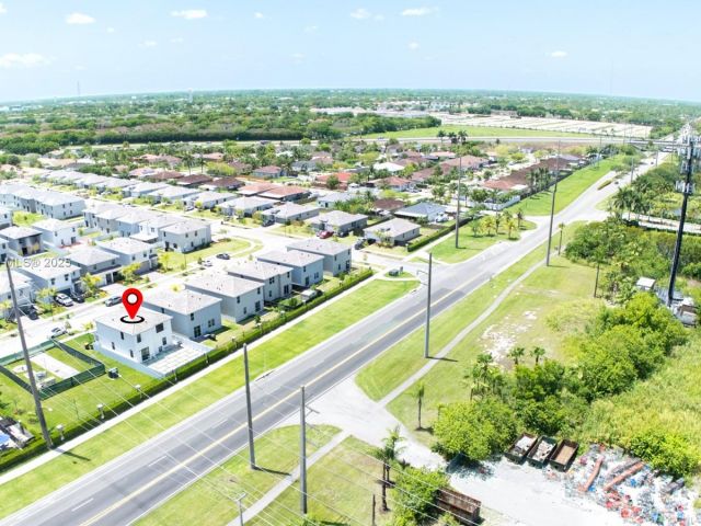 Продажа дома по адресу 715 SE 17th Ave - фото 6046383