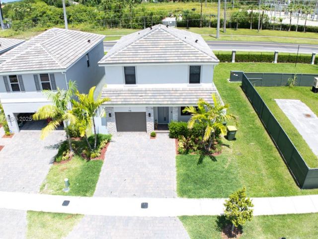 Продажа дома по адресу 715 SE 17th Ave - фото 6046386