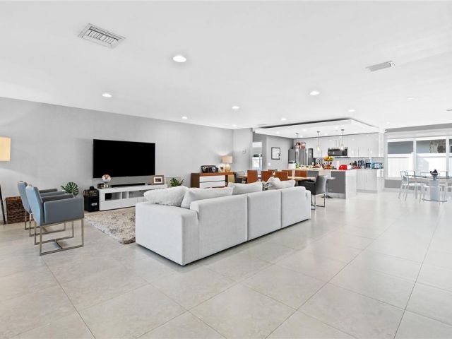 Дом в аренду по адресу 2801 NE 59th St - фото 6057253