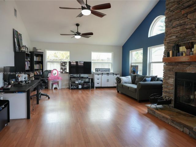 Продажа дома по адресу 19663 Hampton Dr - фото 6073683