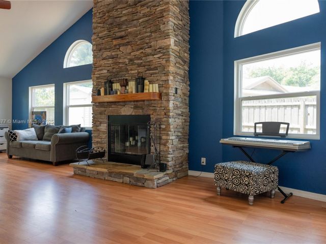 Продажа дома по адресу 19663 Hampton Dr - фото 6073684