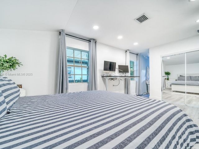 Продажа дома по адресу 13801 NE 1st Ave - фото 6132690