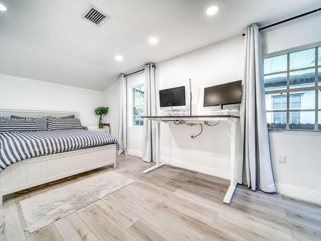 Продажа дома по адресу 13801 NE 1st Ave - фото 6132691