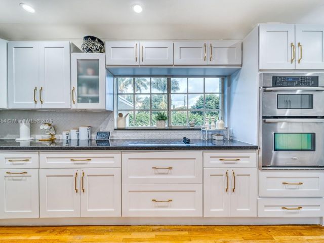 Продажа дома по адресу 13801 NE 1st Ave - фото 6132696