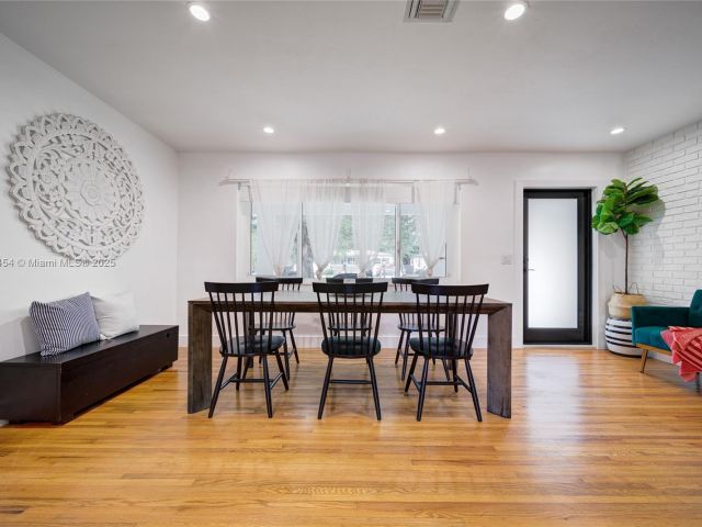 Продажа дома по адресу 13801 NE 1st Ave - фото 6132697