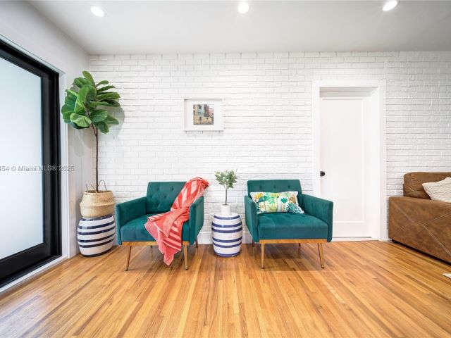 Продажа дома по адресу 13801 NE 1st Ave - фото 6132699