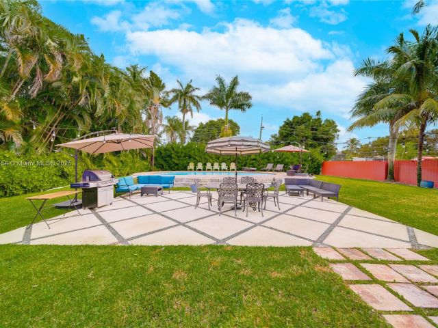 Продажа дома по адресу 13801 NE 1st Ave - фото 6132705