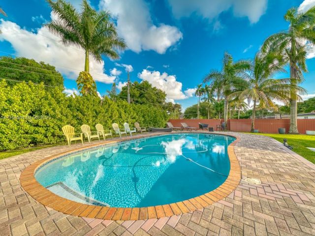 Продажа дома по адресу 13801 NE 1st Ave - фото 6132706