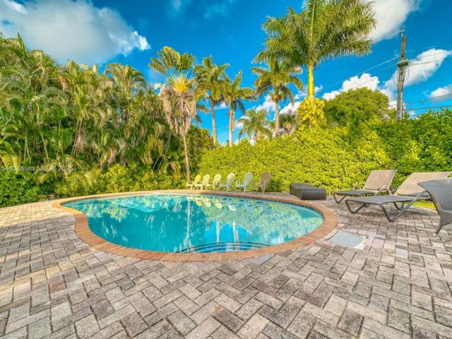 Продажа дома по адресу 13801 NE 1st Ave - фото 6132707