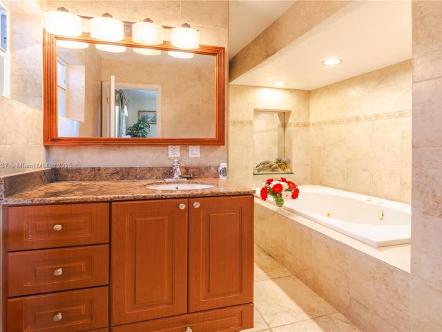 Продажа дома по адресу 3125 NW 205th St - фото 6099815